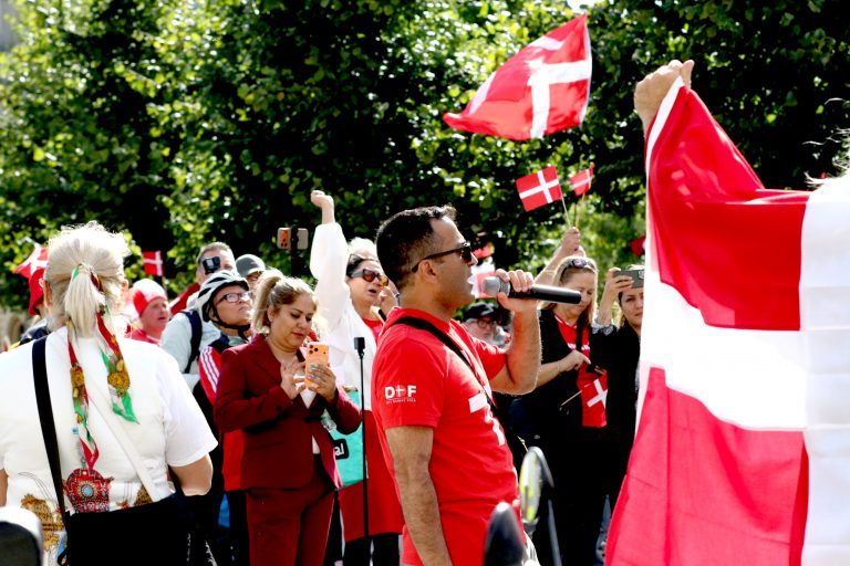 Cyrus Razavi ses her holde tale ved "Remigrationsmarchen" i København den 5. september. Foto: Redox.