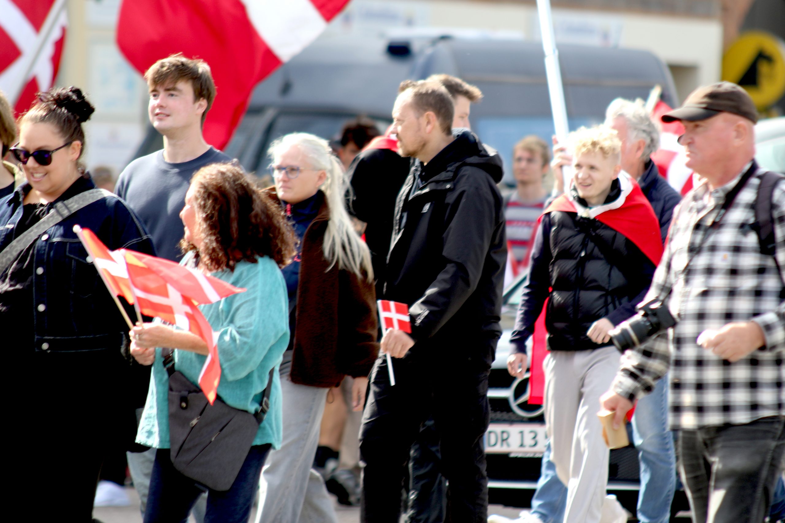 Jakob Bjerre Sørensen (nummer to fra venstre, delvist i baggrunden) startede relativt langt tilbage i demonstrationen, men da demonstrationen nærmede sig Østerport bevægede han sig fremad i optoget, tog hætte på og sluttede sig til den sorte blok.