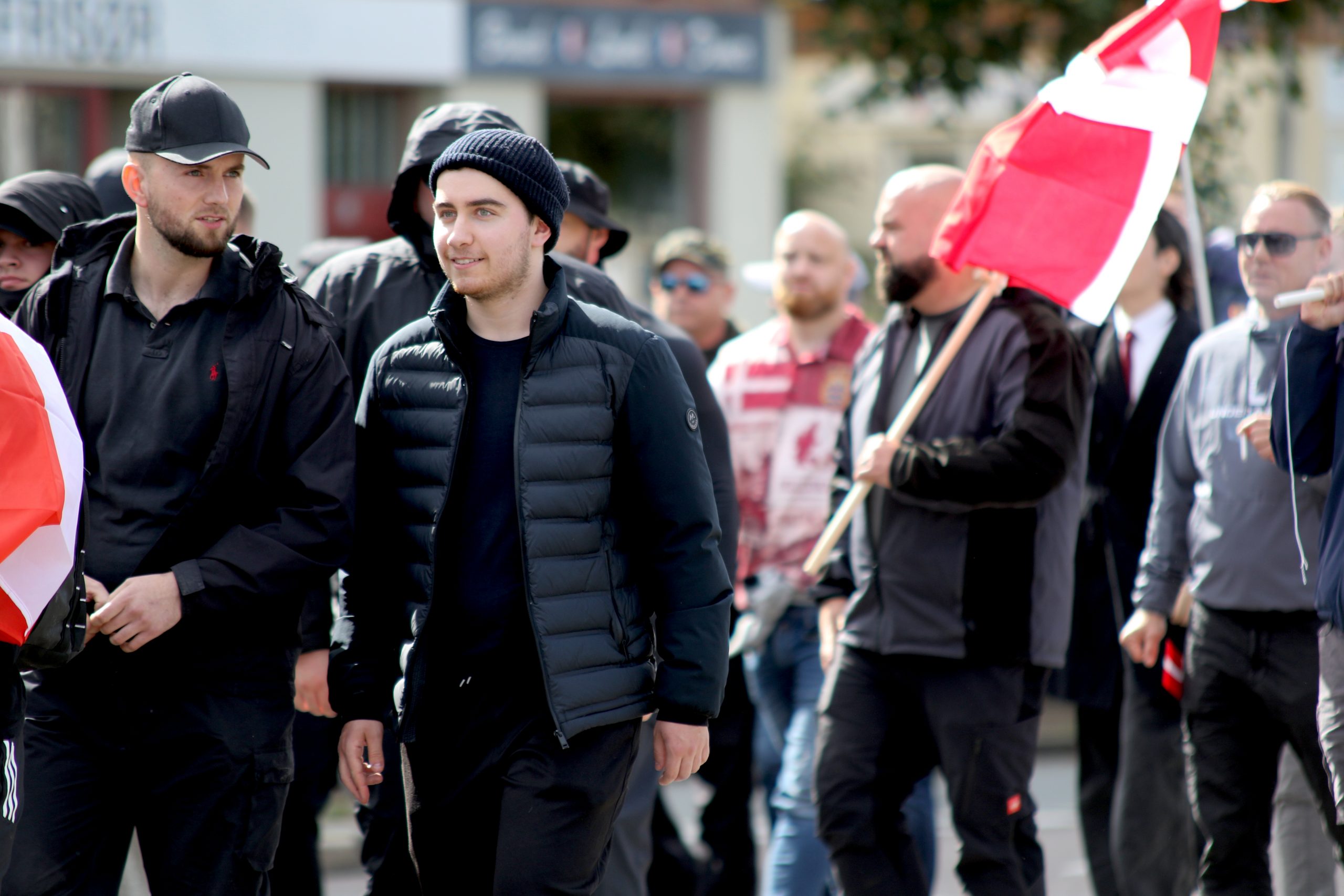 Henrik Nielsen (sort kasket) og Johannes Miguel Espenhain (sort hue), begge fra Active Club Denmark, til remigrationsmarch.