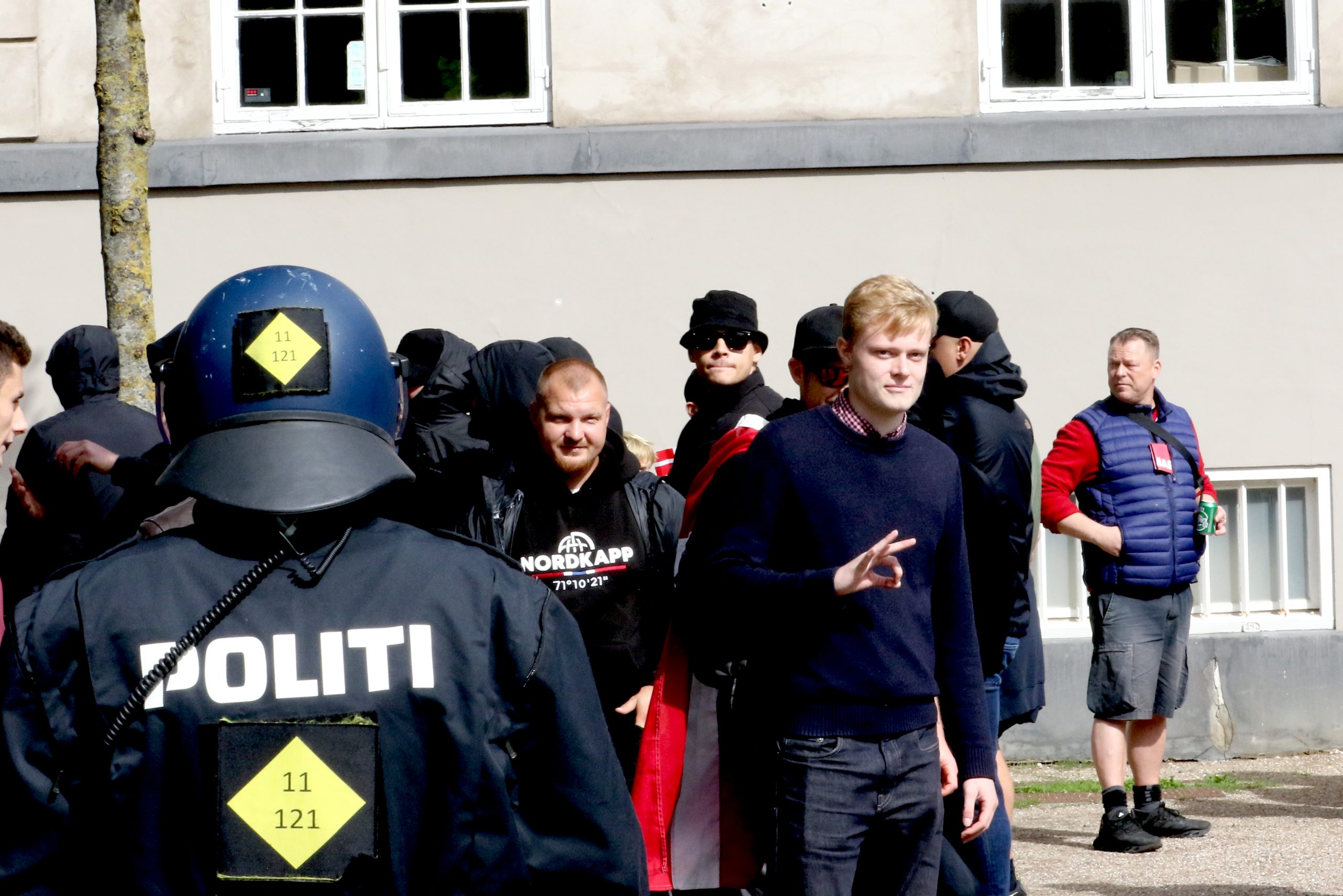Generation Identitær aktivisten Noah Philipsen ses her lave et White Power-håndtegn. Foto: Redox.