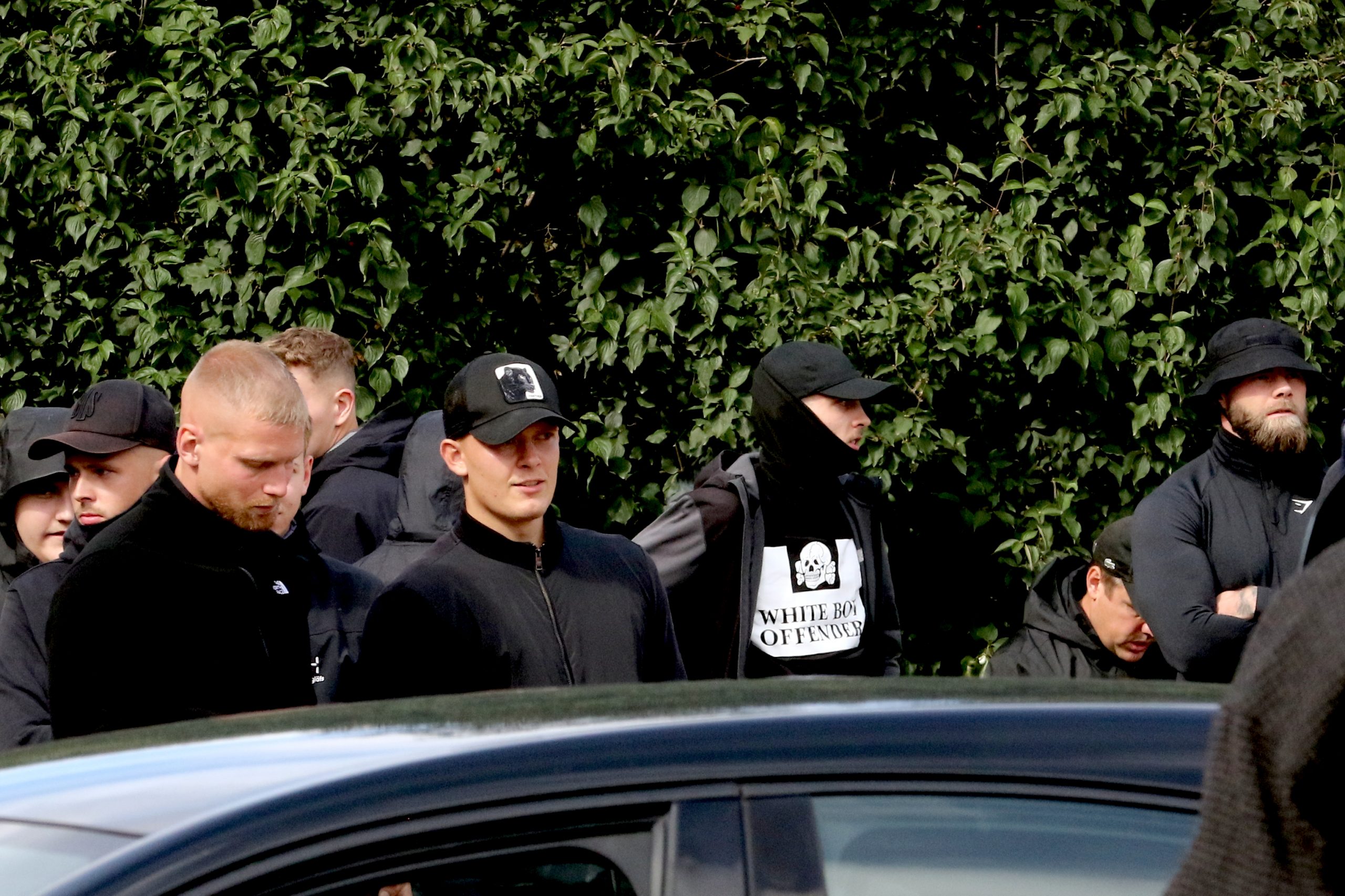 På billedet ses Søren Thye Christensen (den eneste uden hovedbeklædning), Tobias Hartmund Rolandsen (i tshirt med SS-totenkopf) og længst til højre Fredrik Holst Forsberg. De er alle tre nuværende eller tidligere aktive i Active Club Denmark.