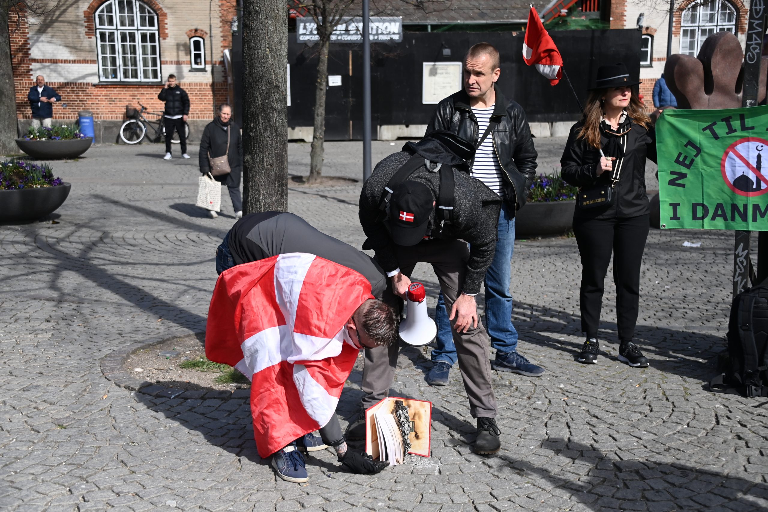 Hanne Kronborg (med banner i hånden) ved koranafbrændingsdemonstration i Københavns Nordvestkvarter i 2022.