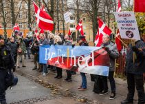 For Frihed demonstrede på hjørnet af Korsgade og Stengade på Indre Nørrebro.