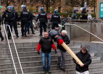 For Frihed blev efter demonstrantionen fulgt til metrostationen ved Forum.