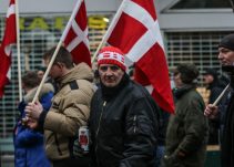 Arrangørerne havde på forhånd bedt deltagerne om at respektere deres forbud mod alkohol under demonstrationen, dette blev dog ikke overholdt. Foto: Redox