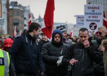 I indkaldelsen til demonstrationen understregede arrangørerne at de ikke accepterede nazistiske og racistiske holdninger, alligevel deltog flere forskellige generationer fra nazibevægelsen. Foto: Redox
