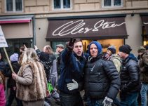 På trods af at der var indkaldt til en fredelig demonstration, havde flere af deltagerne i ført sig tandbeskyttere. Foto: Redox