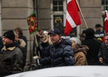 På trods at det nazistiske Danskernes Parti tidligere er blevet bedt om at holde sig væk fra For Friheds demonstrationer, deltog flere medlemmer af partiet. Foto: Redox