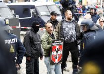 Da DNF senest afholdte demonstration i 2014 udbrød der større uroligheder i forbindelse med demonstrationen. Her var DNF-medlemmerne udstyret med både maskering og skjolde. Foto: Redox.