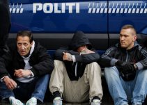 DNF-demonstration i København Mickey Weiergang Dreier ses her yderst til højre den 10. maj 2014 tilbageholdt af politiet, sammen med andre højreradikale. Foto: Redox.