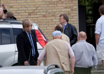 En landsmødedeltager hilser på deltagere fra NPD. (Foto: Redox)