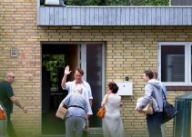 Landsmødedeltagere 'hilser' på hinanden. (Foto: Redox)