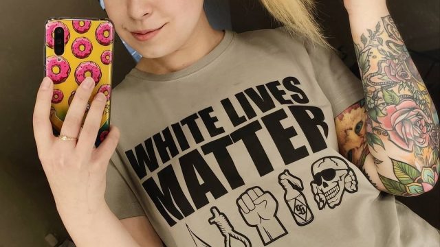 T-shirten på billedet bærer den racistiske parole "White Lives Matter", samt en række racistiske og nazistiske symboler; Ku Klux Klan- hætten, en løkke, en knyttet hånd, en molotovcocktail med et hagekors på og til sidst et Totenkopf-kranie.