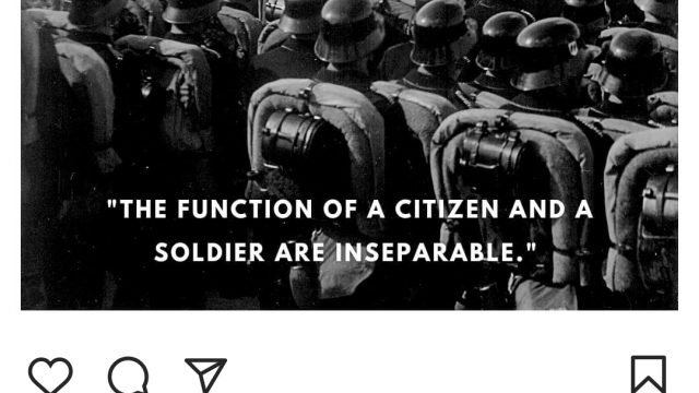 “The function of a citizen and a soldier are inseparable”. Citat af den italienske diktator Mussolini. Teksten er lagt indover et foto af tyske soldater på rad og række foran hagekorsfaner i Det Tredje Rige. “The function of a citizen and a soldier are inseparable”. Citat af den italienske diktator Mussolini. Teksten er lagt indover et foto af tyske soldater på rad og række foran hagekorsfaner i Det Tredje Rige.