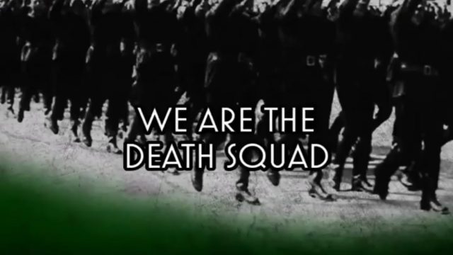 Et foto af en stor gruppe heilende soldater, der er prydet af et citat fra en sang om den rumænske paramilitære fascistgruppe Jerngarden.