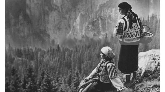 ”We will kill in ourselves a world in order to build another, a higher one reaching to the heavens.”
Citat af Corneliu Codreanu, stifteren af jerngarden, en rumænsk paramilitær gruppe der stod bag antisemitiske drab og forfølgelser. ”We will kill in ourselves a world in order to build another, a higher one reaching to the heavens.” Citat af Corneliu Codreanu, stifteren af jerngarden, en rumænsk paramilitær gruppe der stod bag antisemitiske drab og forfølgelser.