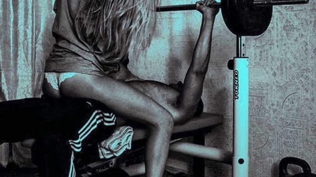 Billede af kvinde ovenpå mand der træner
Motivet på flaget er et totenkopf symbol. Billedet er desuden tagget ’Hyperborea’, et begreb som stammer fra okkult nazisme.