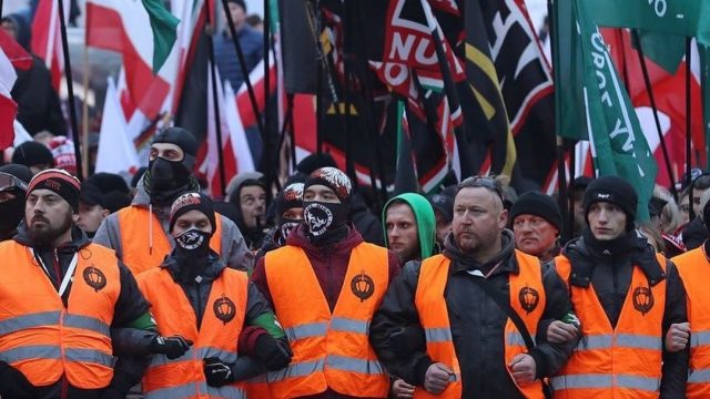Billede fra den årlige uafhængighedsmarch i Warszawa, hvor polske nynazister fra gruppen ONR marcherer sammen med italienske fascister fra Forza Nuova. ONR arrangerede en blok til demonstrationen for at samle yderligtgående polske og internationale grupper, heriblandt AutonomyLodz.
