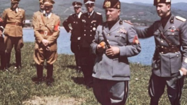 Adolf Hitler på statsbesøg i Italien i 1938. På billedet er foruden Mussolini og Hitler, også italienske og tyske højtrangerende blandt andet Heinrich Himmler.