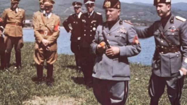 Adolf Hitler på statsbesøg i Italien i 1938. På billedet er foruden Mussolini og Hitler, også italienske og tyske højtrangerende blandt andet Heinrich Himmler.