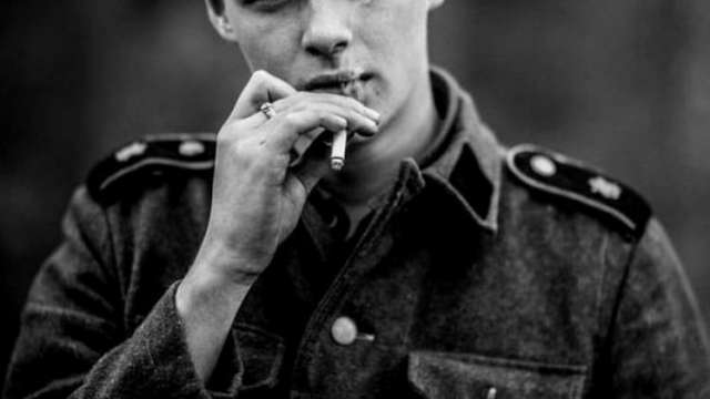 På billedet ses en hagekorsklædt tysk soldat.