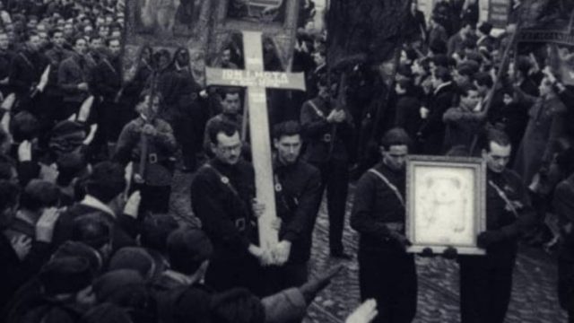 En heilende folkemængde ved begravelsen af Ion Mota og Vasile Marin. Ion Mota var næstformand i den fascistiske milits Jerngarden, Vasile Marin var politiker og medlem af samme bevægelse. Begge døde i kamp under den spanske borgerkrig, hvor de kæmpede på Francos side.
Citatet under billedet stammer fra fascistlederen Codreanu.