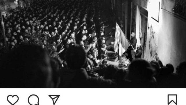 Heil-hilsner fra folkemængden. Billedet er fra Rom i 2014.