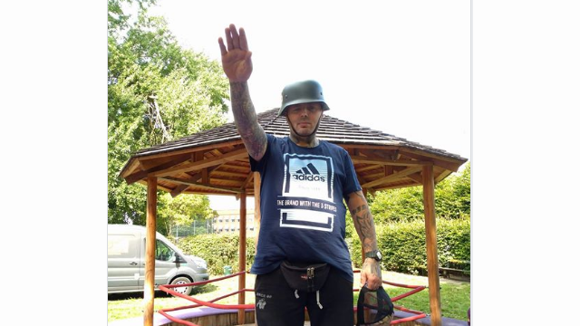 I 2018 deler Jesper Krogh Sørensen dette billede på Facebook sammen med en hyldest til Combat 18. Screenshot. I 2018 deler Jesper Krogh Sørensen dette billede på Facebook sammen med en hyldest til Combat 18. Screenshot.