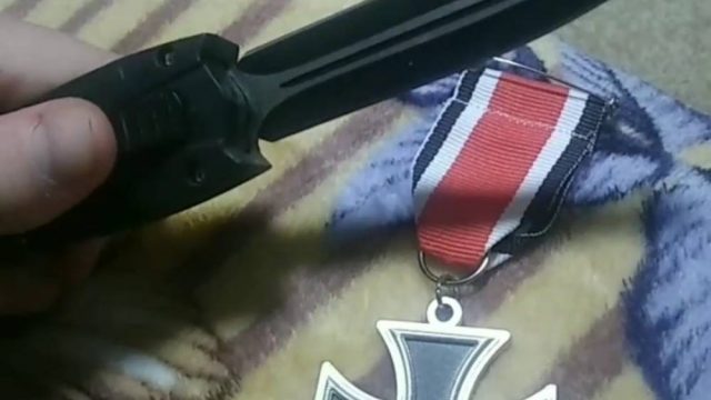 I januar 2024 deler Jonatan Planck Jørgensen et videoklip på Telegram hvor en springkniv folder sig ud, ved siden af et Jernkors udsmykket med et hagekors. Her ses et screenshot fra videoen.