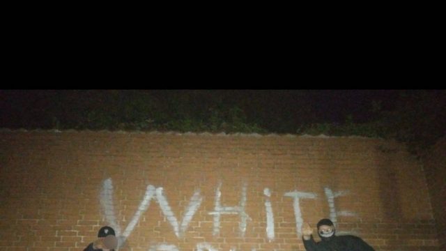 I november 2023 deler Jonatan Planck Jørgensen dette billede i Den Nordiske Modstandsbevægelses Telegram-kanal. På billedet ses han selv der heile foran White Pride-grafittien.